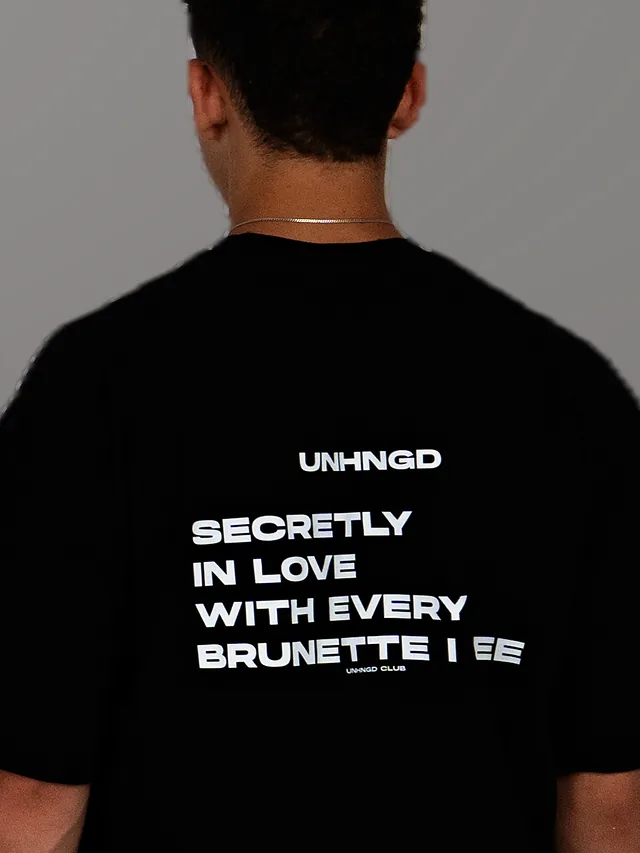The ‘Secretly in love with every brunette I see’ print on the back of a black tee.